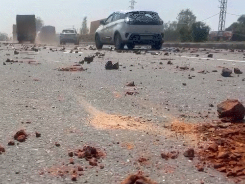 पथराव के बाद हाईवे पर ईंट-पत्थर बिछ गईं।