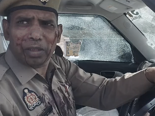 लोगों ने पुलिस की गाड़ियों में तोड़फोड़ कर दी। इस दौरान कई पुलिसकर्मी लहूलुहान हो गए।