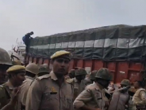 पुलिस लोगों को समझाने पहुंची, लेकिन नाराज लोगों ने पुलिसवालों को खदेड़ दिया।