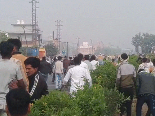 देखते ही देखते भीड़ बेकाबू हो गई। पुलिस पर पथराव करने लगी।