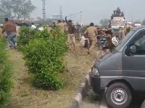 हालात काबू करने के लिए पुलिस ने लाठीचार्ज कर दिया। इस दौरान कई लोग जख्मी हुए।