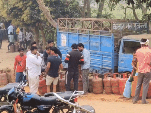 देशभर में एजेसियों पर अब भी सिलेंडर के लिए लाइनें देखी जा रही है। - Dainik Bhaskar