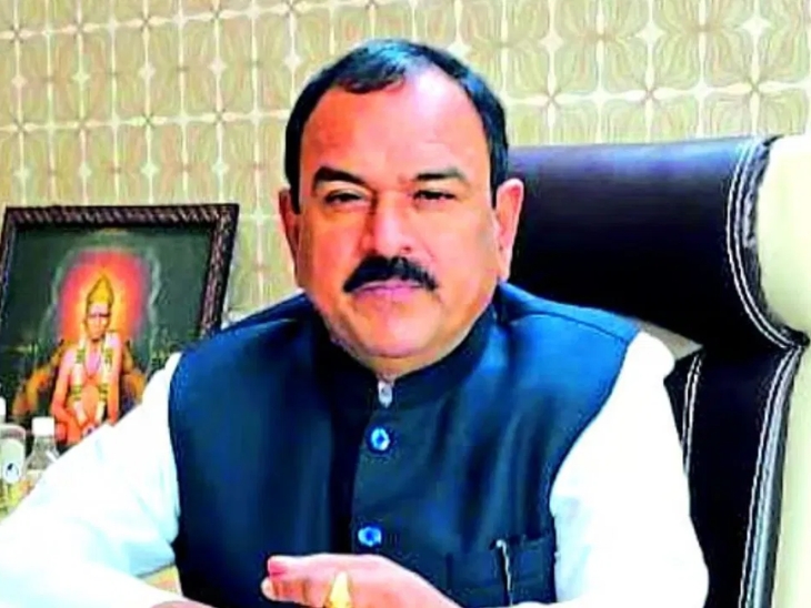 अशोक खरात एक रिटायर्ड मर्चेंट नेवी अफसर है। वह खुद को कैप्टन कहता था।