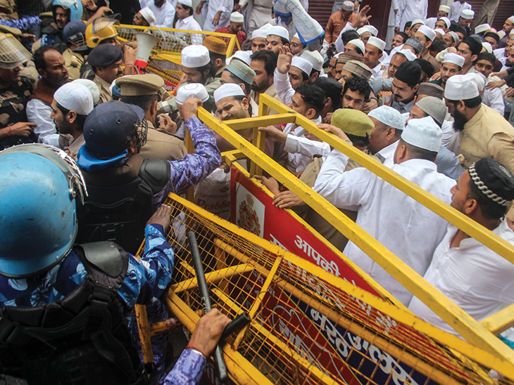 मेरठ में मस्जिद के बाहर ज्यादा भीड़ होने से सुरक्षाबलों ने रोका। इस दौरान धक्कामुक्की हुई।