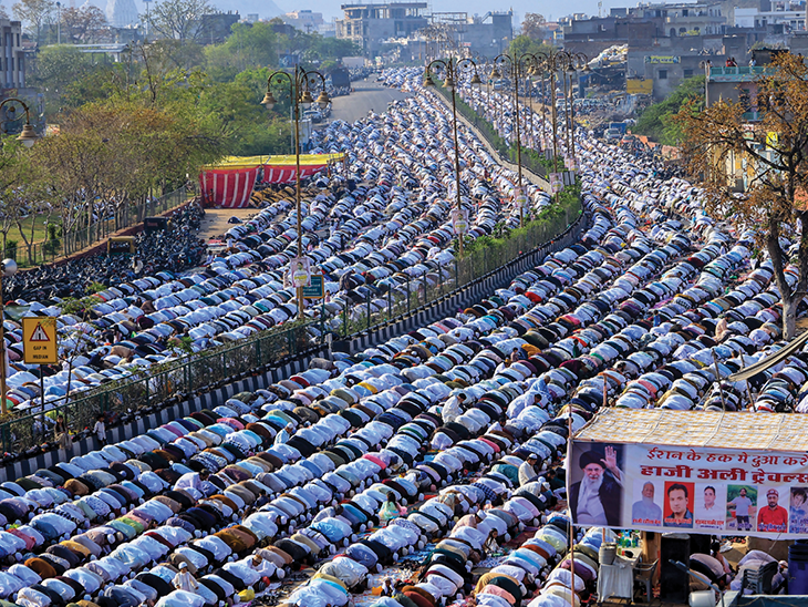 जयपुर में लोगों ने ईद के मौके पर शनिवार सुबह नमाज अदा की।