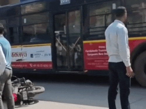 गुरुग्राम में राजीव चौक पर एक्सीडेंट के बाद मौके पर पड़ी बाइक। - Dainik Bhaskar