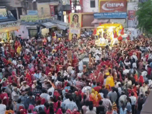 महिलाओं ने श्रद्धापूर्वक धोक लगाकर ज्वारे अर्पित किए।