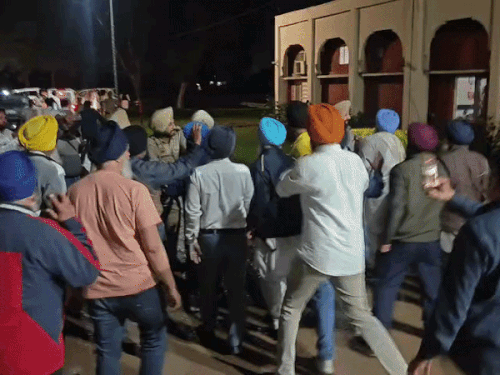 दादूवाल के जाने के बाद संस्थान से जुड़े लोगों को रोकती पुलिस।