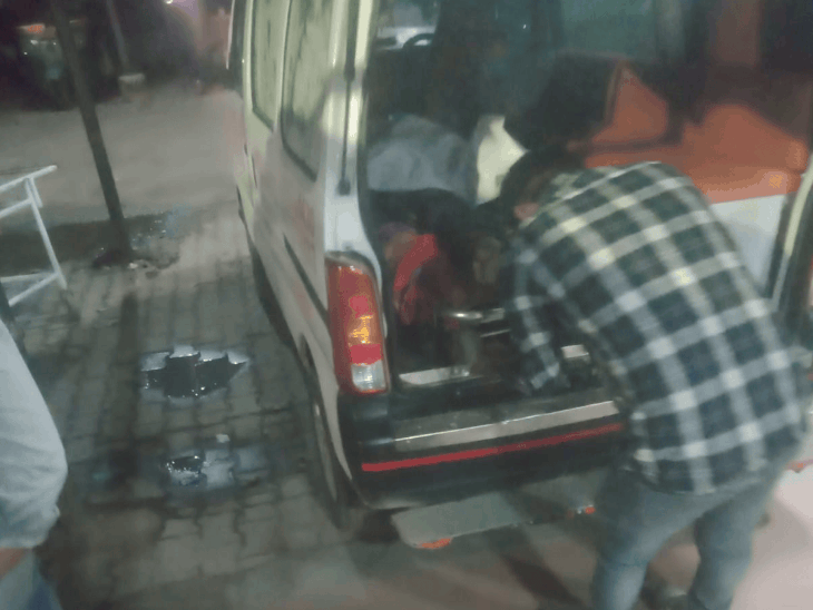 गुरुग्राम में छत गिरने से घायल लोगों को अस्पताल ले जाते लोग।