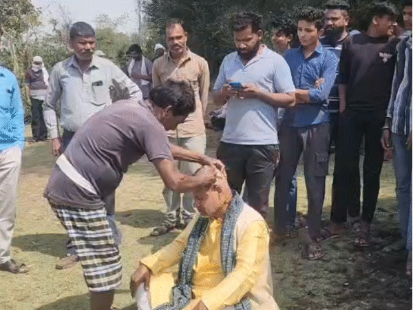 विदिशा में मारपीट मामले में ऑटो ड्राइवर ने मुंडन कराकर विरोध जताया।