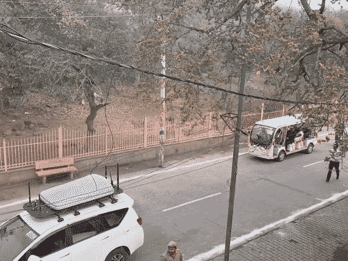 राष्ट्रपति गोल्फ कार्ट से गोवर्धन की परिक्रमा के लिए निकलीं।