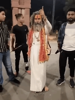 फरसा वाले बाबा के सोशल मीडिया पर कई वीडियो हैं, जिनमें वो युवाओं से गायों की सुरक्षा करने के लिए कह रहे हैं।