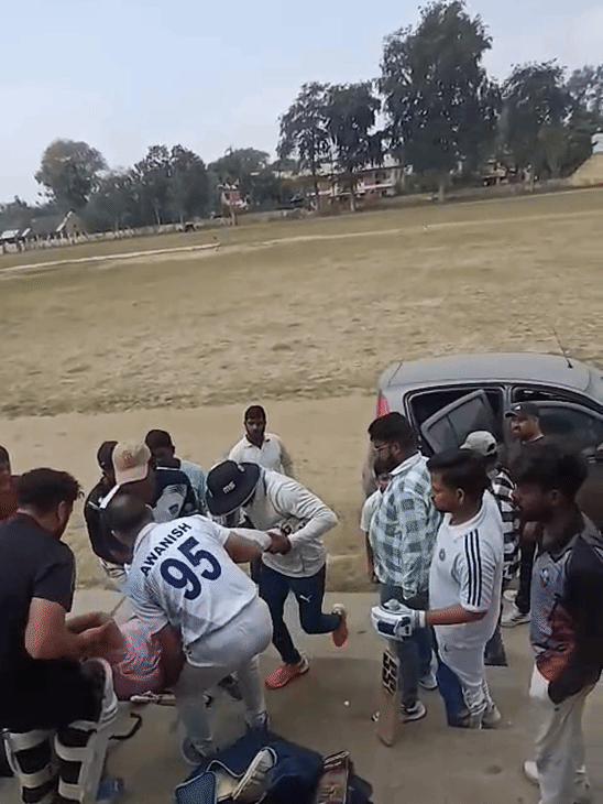 हालत बिगड़ने पर साथी सोनल चंद्रा को कार से अस्पताल लेकर गए।