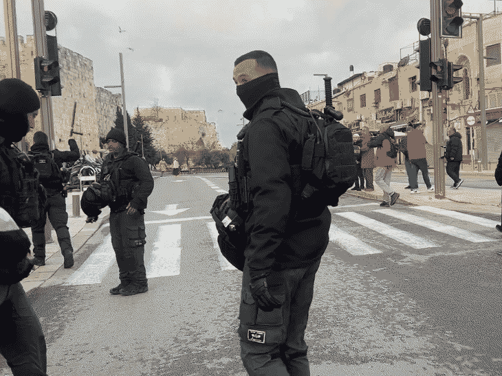 बैलिस्टिक मिसाइल अटैक के बाद इजराइल ने अल-अक्सा मस्जिद के बाहर तैनाती बढ़ा दी है।