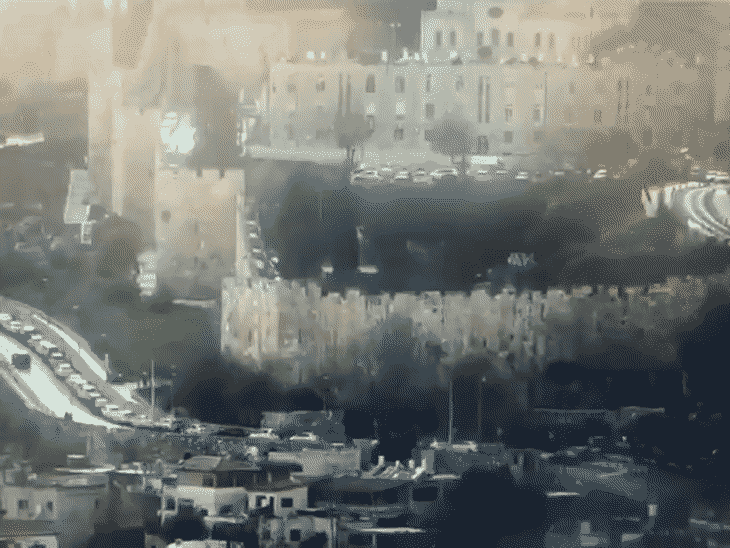 यरुशलम के ओल्ड सिटी में शुक्रवार को  एक ईरानी बैलिस्टिक मिसाइल का मलबा गिरा। यह टुकड़ा वेस्टर्न वॉल और अल-अक्सा मस्जिद से करीब 400 गज की दूरी पर गिरा। - Dainik Bhaskar