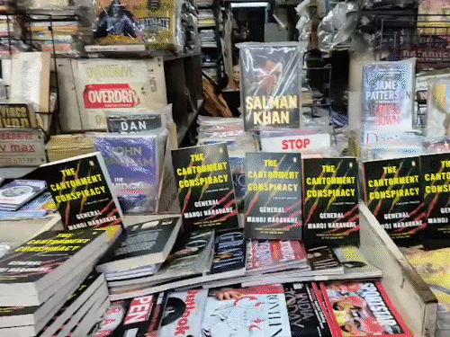 पुणे में बुक स्टॉल पर रखीं उपन्यास ‘द कंटेनमेंट कॉन्सपिरेसी:ए मिलिट्री थ्रिलर’ की कॉपियां।
