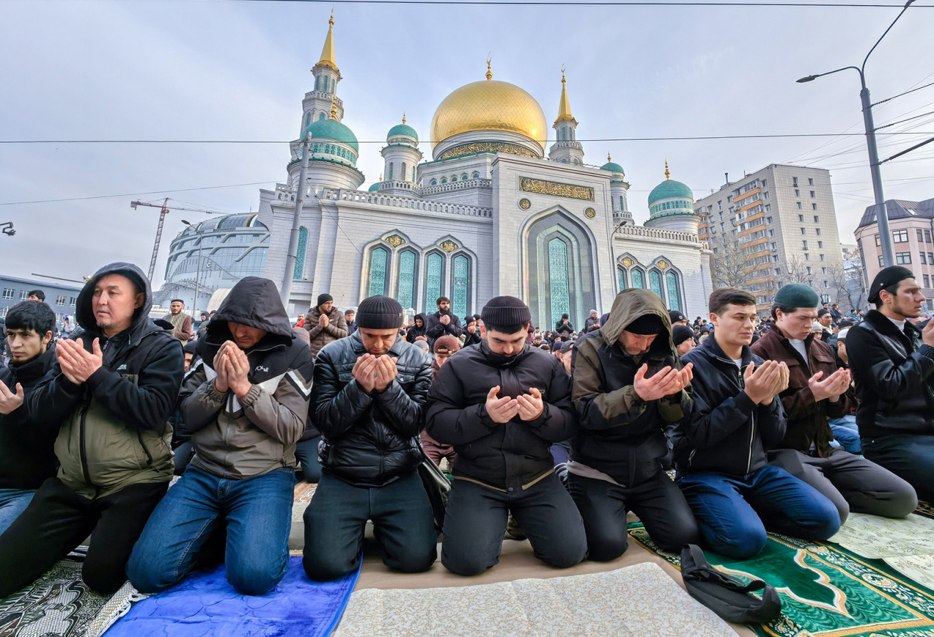 मॉस्को के कैथेड्रल मस्जिद में शुक्रवार को लोग सुबह की नमाज के लिए पहुंचे।