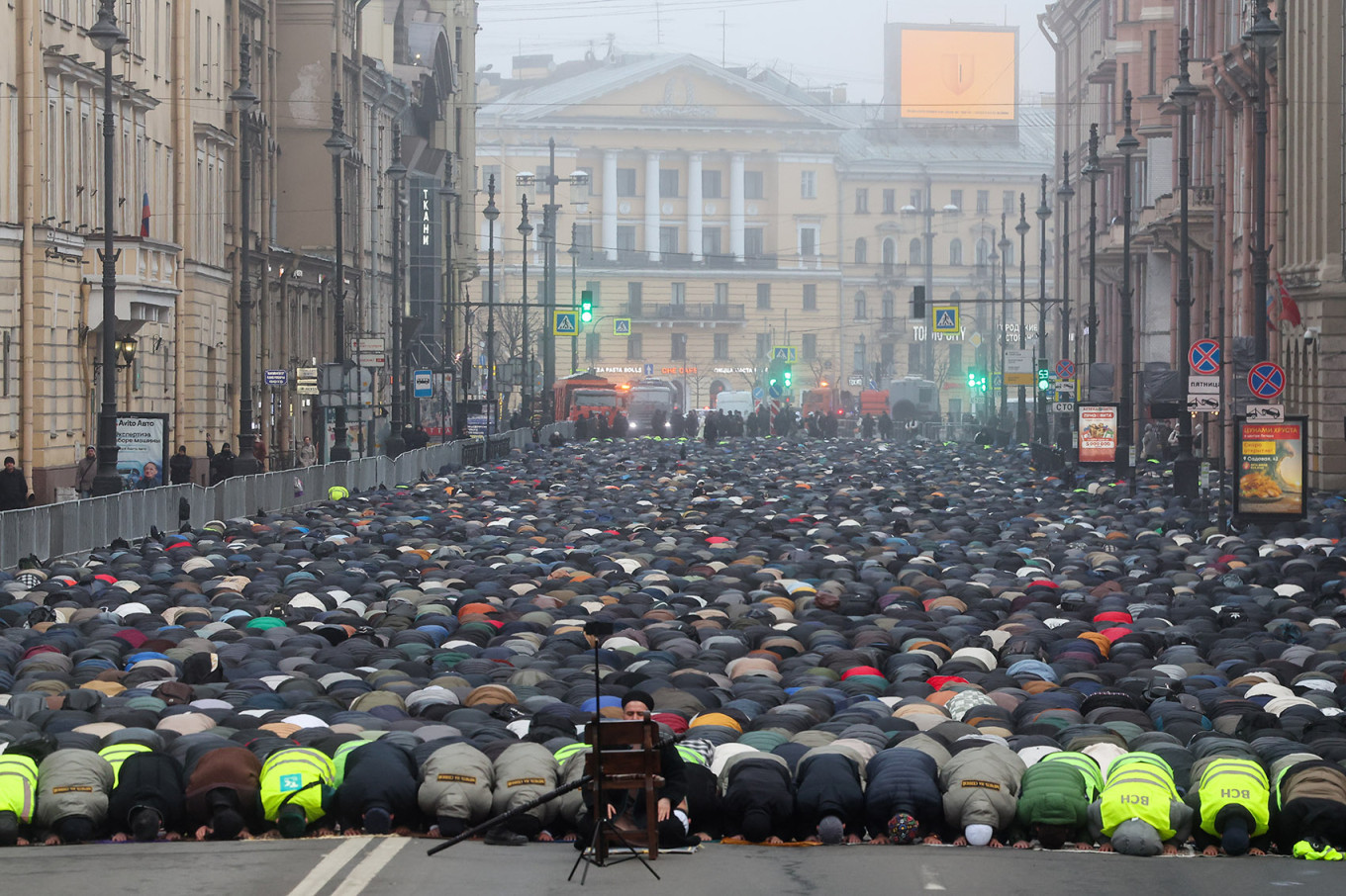 सेंट पीटर्सबर्ग में भी 1 लाख से ज्यादा मुस्लिम नमाज में शामिल हुए। वहां शहर के सेंटर में मॉस्कोव्स्की प्रॉस्पेक्ट सड़क बंद रही और पूरे दिन ट्रैफिक पर अस्थायी रोक लगाई गई।