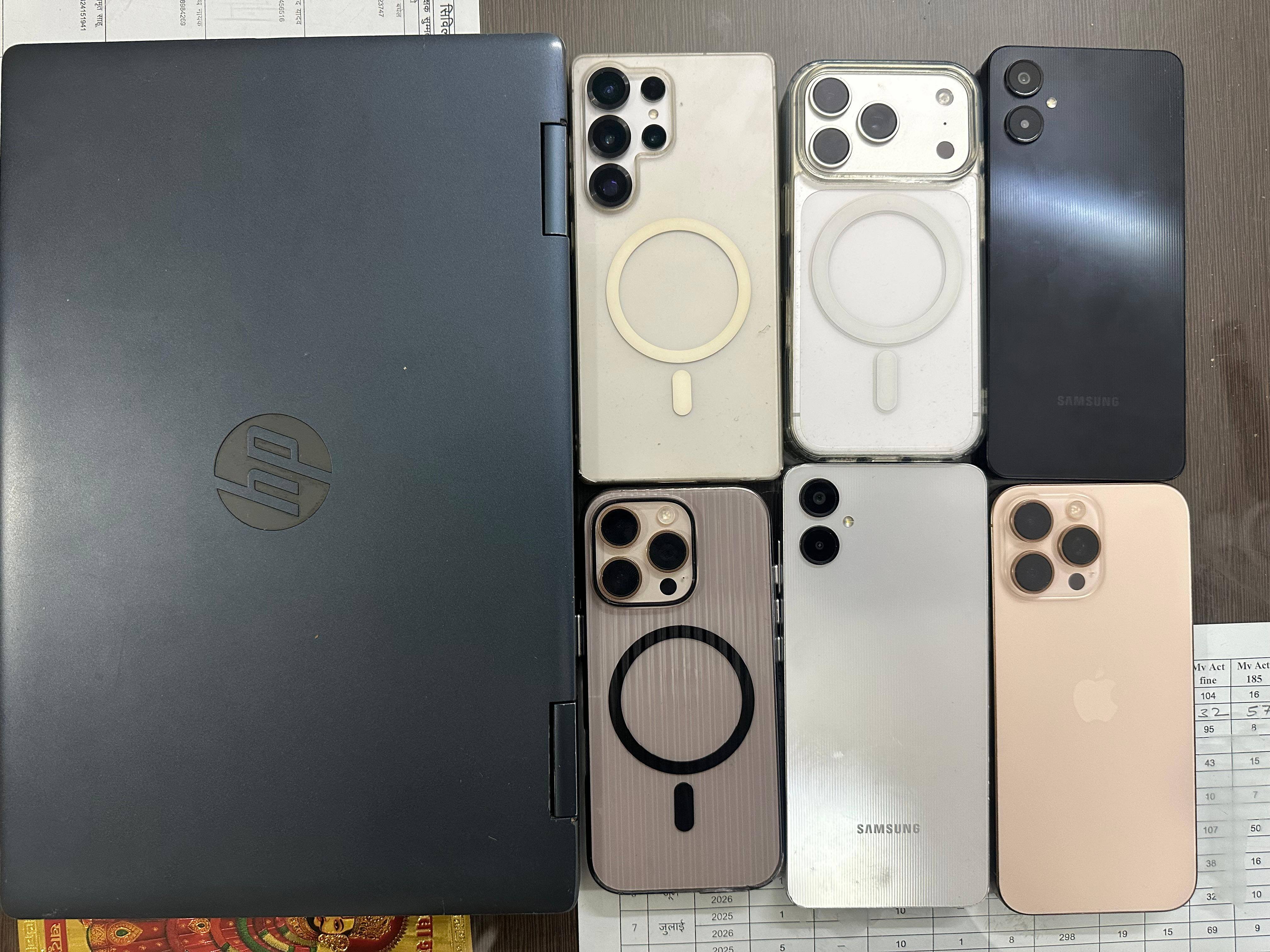 महंगे मोबाइल और लैपटॉप भी जब्त किए गए हैं।