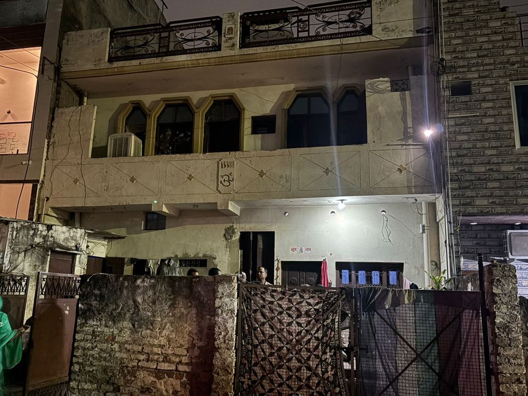 निशातगंज गली नंबर- 3 स्थित दो मंजिला मकान। इसी मकान के एक कमरे से महिला की लाश मिली है।