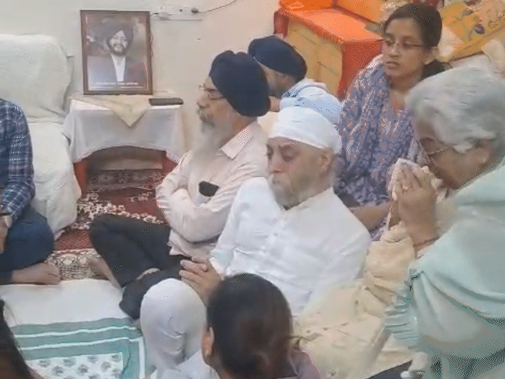 परिचित और रिश्तेदार मनोचा परिवार को सांत्वना देने जुट रहे हैं।