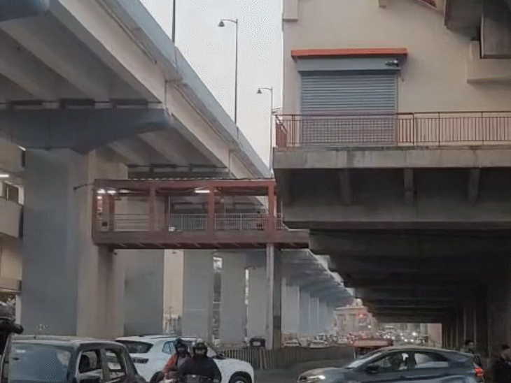 मेट्रो स्टेशन के नीचे पार्किंग नहीं है। इनके नीचे पार्किंग का प्रस्ताव बैठक में लाया जाएगा।