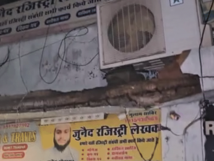 बस स्टैंड स्थित नगर पालिका की पुरानी दुकानों का छज्जा अचानक गिर गया।