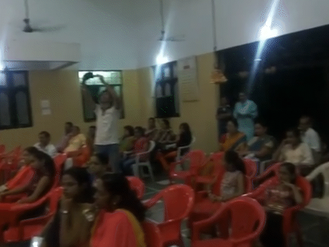 हादसे से पहले एक कार्यक्रम में बांसुरी बजाता वैभव।