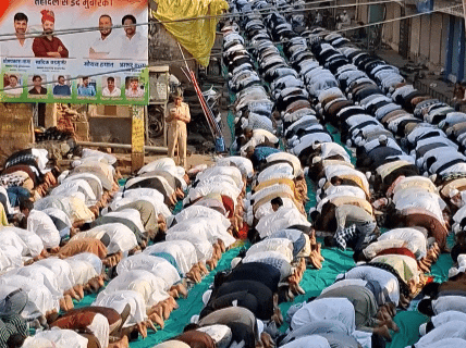 भीड़ बढ़ने की वजह से लोगों को मोचीवाड़ा,बजाज रोड पर बैठकर नमाज अदा की।