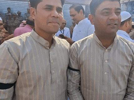 अमेरिका-इजराइल युद्ध का विरोध करते हुए युवा हाथों पर काली पट्टी बांधकर नमाज अदा करने आए।