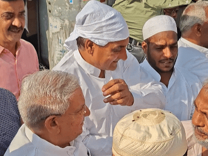 सीकर विधायक राजेंद्र पारीक और निवर्तमान सभापति जीवण खां ने लोगों को ईद की मुबारकबाद दी।