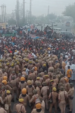 गुस्साए लोगों ने दिल्ली-कोलकाता हाईवे जाम कर दिया। दोनों तरफ करीब 5 किमी. लंबा जाम लग गया।