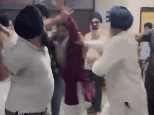 बीच-बचाव के बाद भी उस सिख ने उनको पीछे धकेलकर 2 और थप्पड़ मारे।