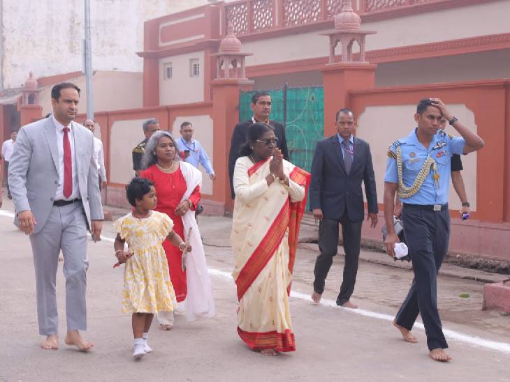 गोवर्धन परिक्रमा के दौरान कुछ दूर राष्ट्रपति पैदल चलीं। इस दौरान उन्होंने सभी को नमस्कार किया।