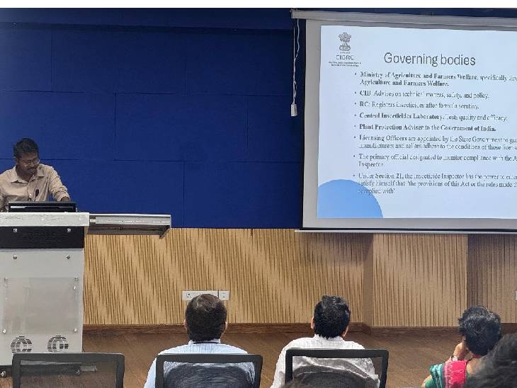 एम्स के कार्यक्रम में सीनियर डॉक्टरों के साथ पैरामैडिकल स्टाफ को भी शामिल किया गया।