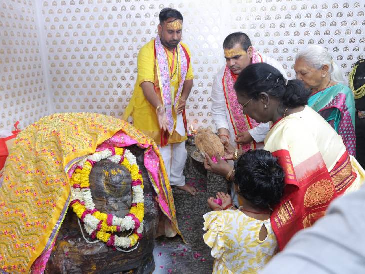 गोवर्धन की परिक्रमा से पहले दानघाटी मंदिर में राष्ट्रपति के साथ राज्यपाल आंनदीबेन पटेल भी रहीं।