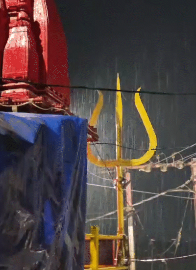 काशी में देर रात तेज बारिश हुई। दिनभर की बूंदाबांदी के बाद रात में बादलों की गड़गड़ाहट के बीच झमाझम बरसात हुई।