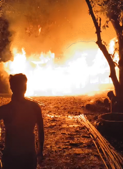 बिजली गिरने से पोल्ट्री फार्म में लगी आग।