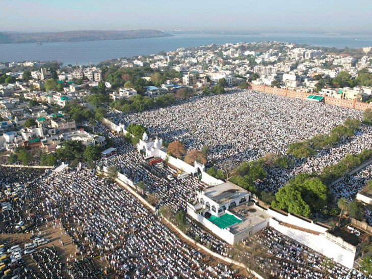 भोपाल में शनिवार को ईद-उल-फितर के मौके पर जामा मस्जिद में नमाज अदा करने के लिए बड़ी संख्या में लोग एकत्रित हुए।