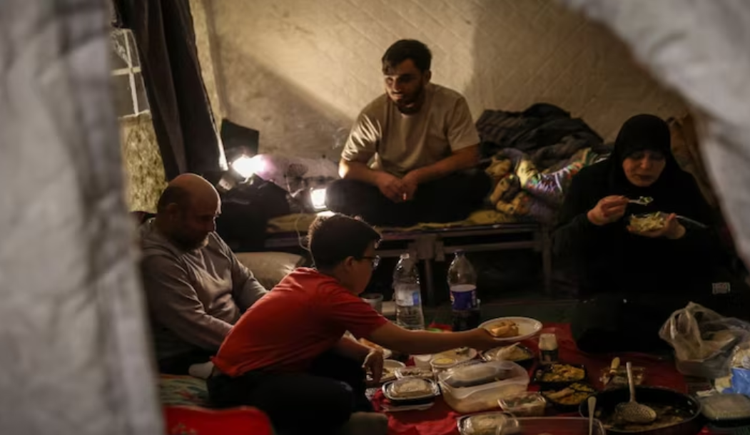 लेबनान में हमलों के बीच ईद मनाता परिवार।