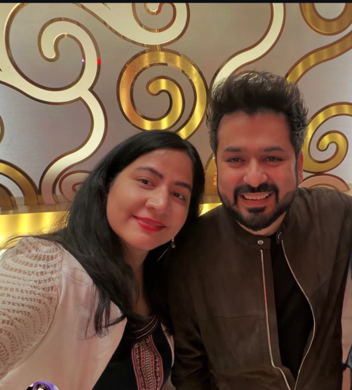 हरियाणा की बहू भाषा सुंबली फिल्म ‘धुरंधर द रिवेंज’ के डायरेक्टर आदित्य धर के साथ।