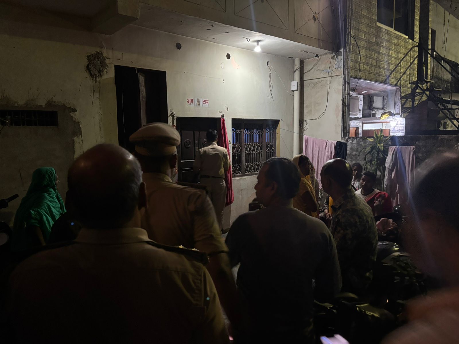 हत्या के बाद घर के बाहर लोगों की भीड़ जमा हो गई है। नाते-रिश्तेदार पहुंच चुके हैं।