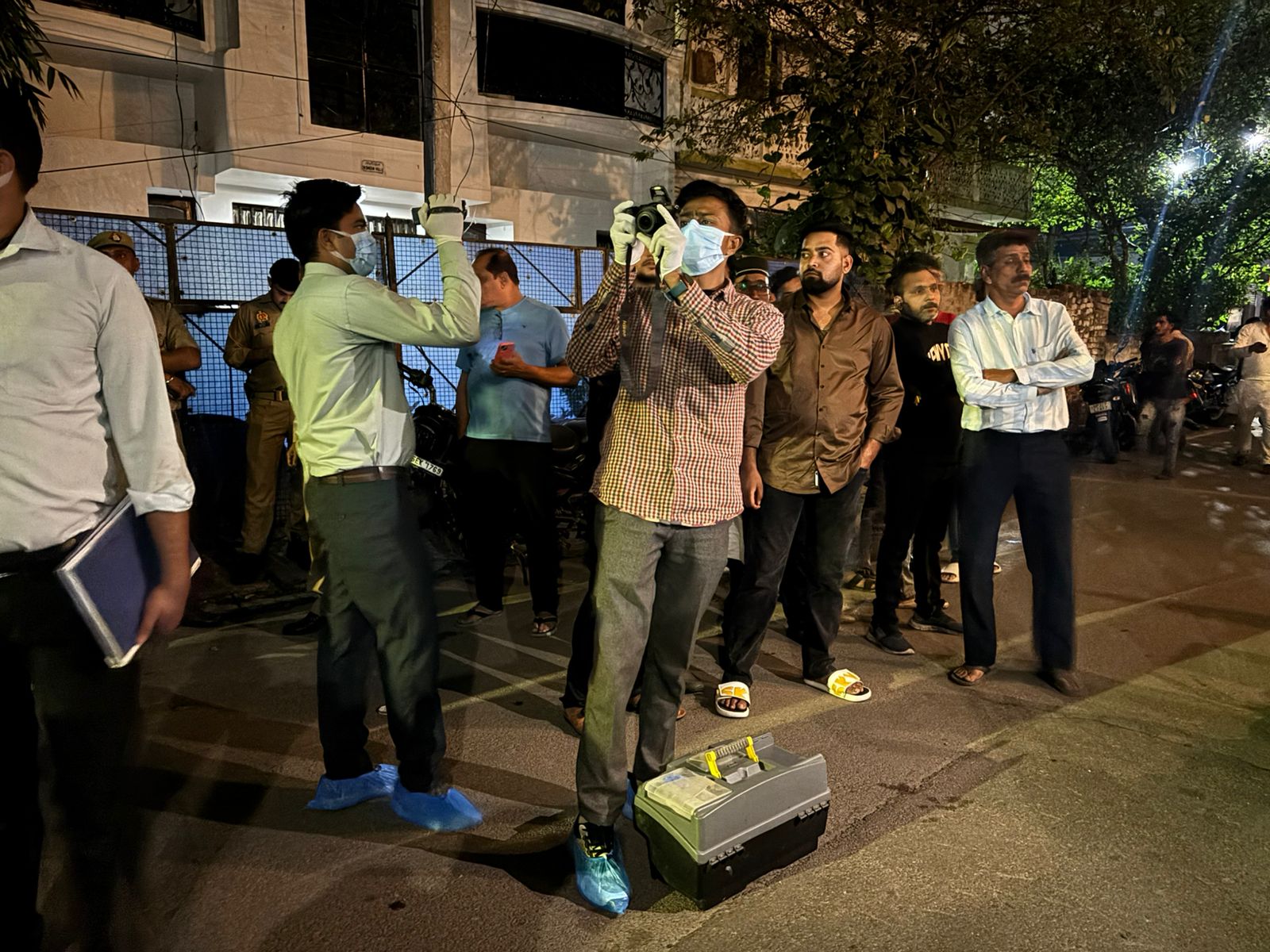 घटनास्थल पर डॉग स्क्वायड और फोरेंसिक टीम पहुंची है। जांच की जा रही है।