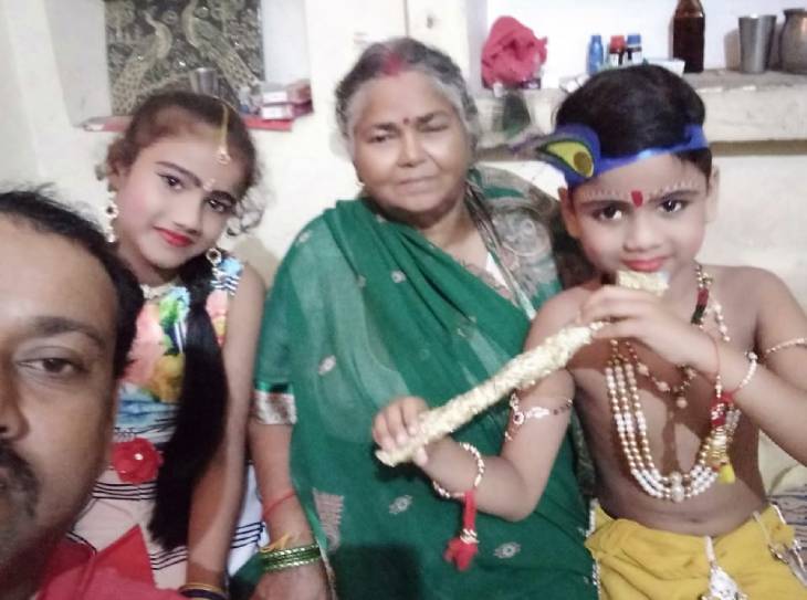 इस तस्वीर में मृतका निर्मला देवी अपने परिवार के साथ हैं।