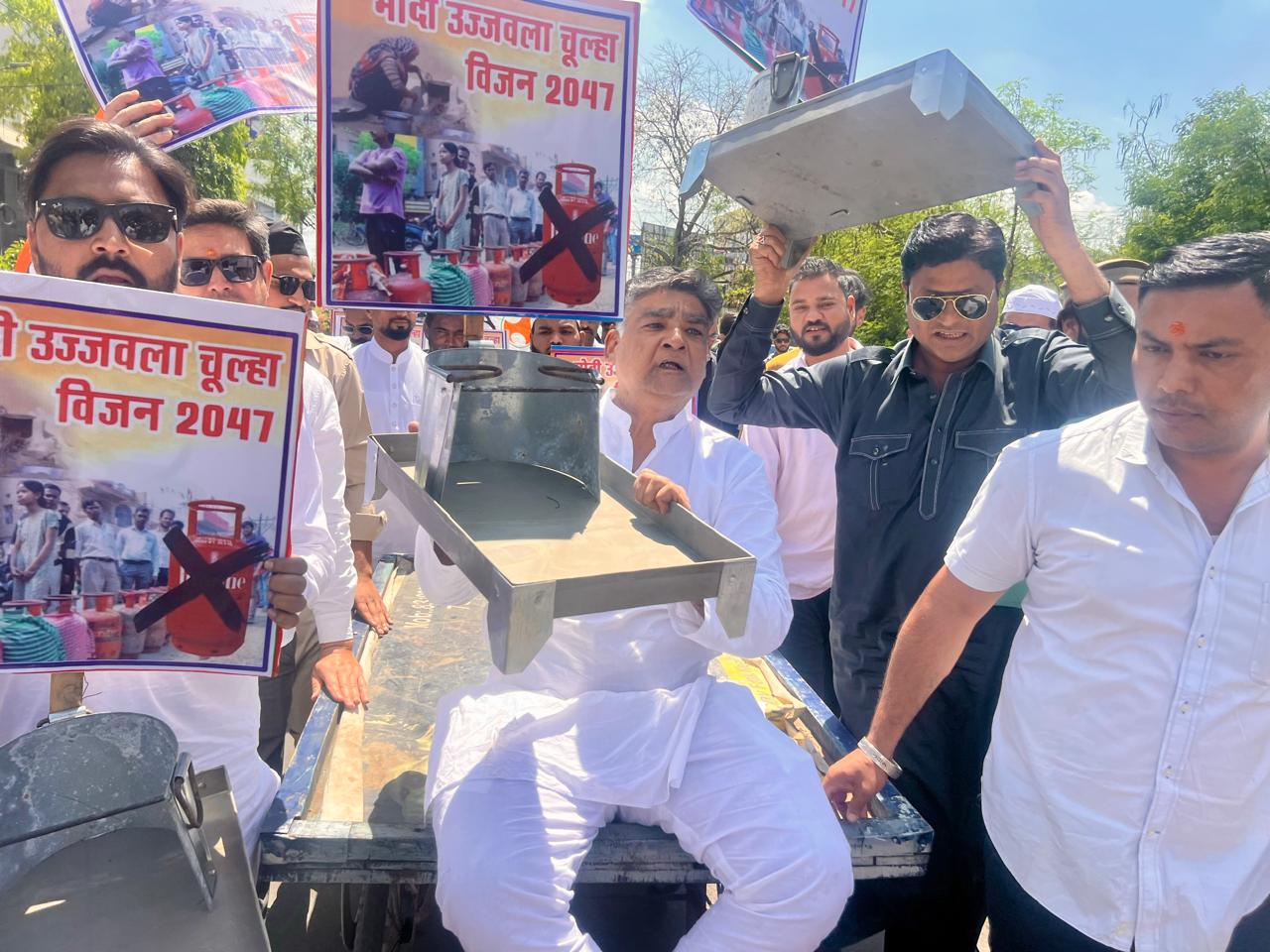 रसोई गैस की किल्लत को लेकर प्रदर्शन करते कांग्रेसी।