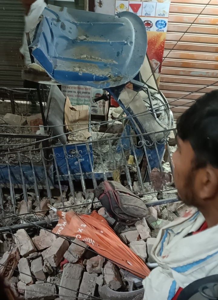 गुरुग्राम में डूंडाहेड़ा में मकान गिरने के बाद मौके पर दबी ई रिक्शा।