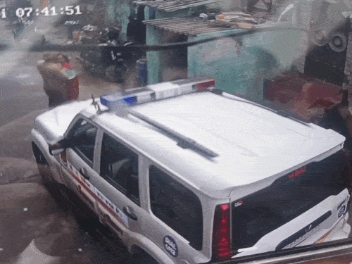 महिला को बालों से पकड़कर लाता पुलिस कर्मी।