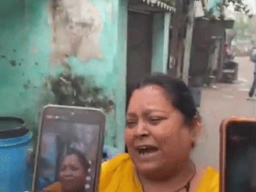 महिला ममता ने पुलिस पर मारपीट और जबरन उठाने के आरोप लगाए।