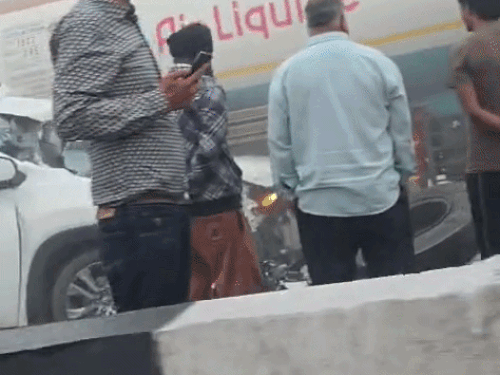 हादसे के बाद मौके पर खड़े क्षतिग्रस्त वाहन।