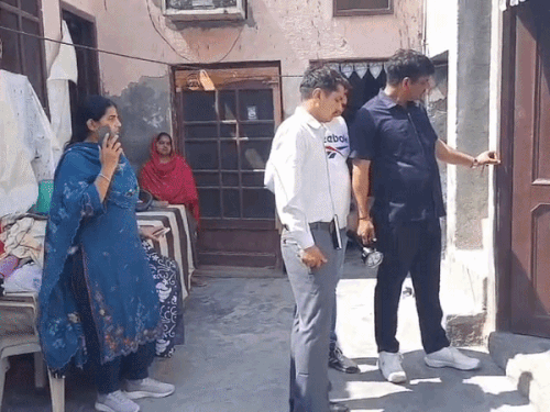 महिला की हत्या के बाद जांच करती फोरेंसिक विभाग की टीम।